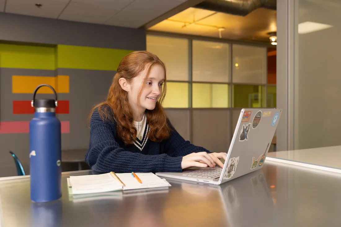 Kerry Spencer ’25 sitting at a computer working.